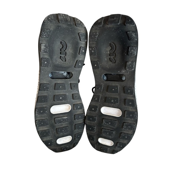 Nike Women’s AirMax Flyknit Racers size 8.5 EUC  black and white - Picture 3 of 6